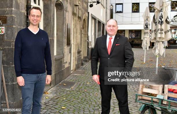 October 2020, North Rhine-Westphalia, Cologne: Moderator Lukas Wachten and Ralf Schlegelmilch, President of the Willi Ostermann Society, l-r, pose at...