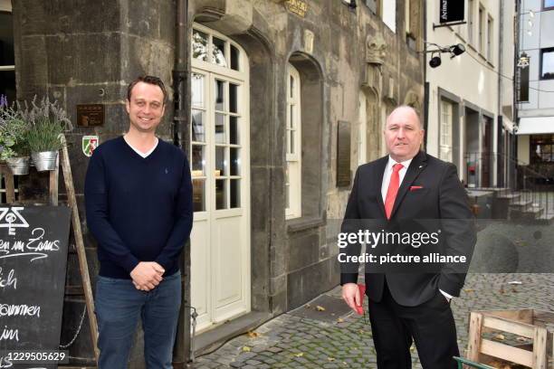 October 2020, North Rhine-Westphalia, Cologne: Moderator Lukas Wachten and Ralf Schlegelmilch, President of the Willi Ostermann Society, l-r, pose at...