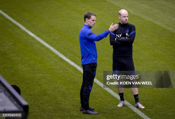 Netherland's head coach Frank de Boer and midfielder Davy Klaassen attend a training session of the Dutch national football team in Zeist, the...