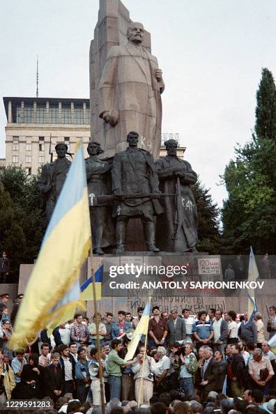 Lenin Supporters Hundreds of pro-independance supporters surround the Lenin monument ...