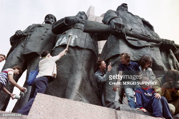 Ukrainians are drawing on the Lenin monument on August 26, 1991 in Kiev, two days after the republic proclaimed its independence.