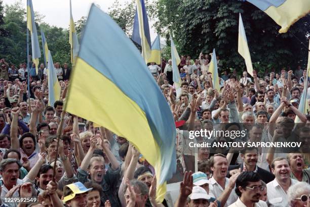 Ukrainians brandish flags and celebrate the independence of ukraine in front of the Communist Party's central committee headquarters on August 1991,...