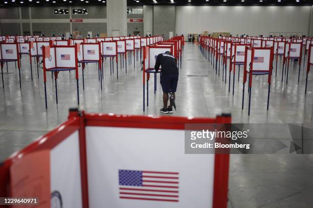 Bloomberg Best of the Year 2020: A voter casts a ballot in the Kentucky Primary Elections at a polling location in Louisville, Kentucky, U.S., on...