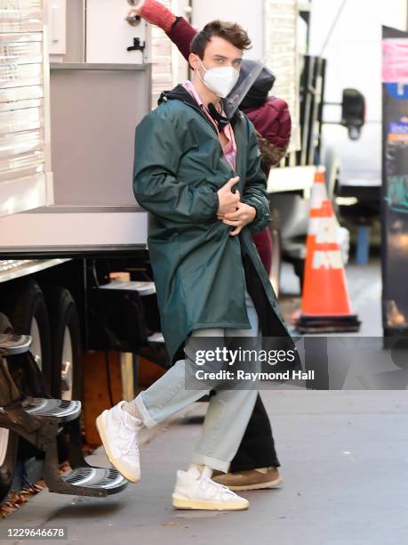 Thomas Doherty Robe Thomas Doherty (Actor) Photos and Premium High Res Pictures - Getty Images