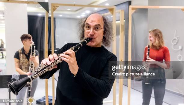 November 2020, Schleswig-Holstein, Lübeck: Bernd Ruf, professor at the Musikhoschule Lübeck, rehearses with members of the university klezmer...