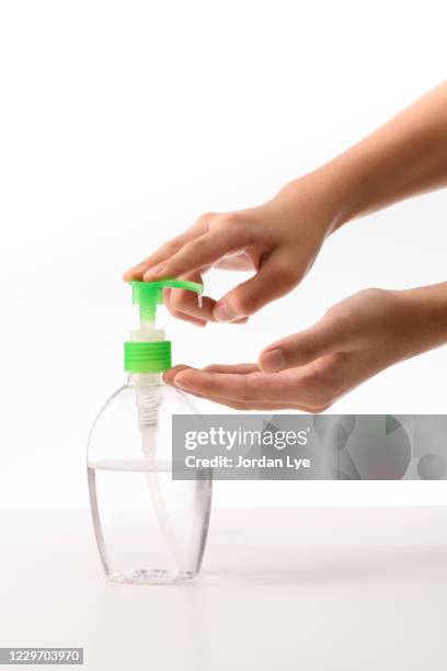 using alcohol sanitizer clean hand - escarpin à talon photos et images de collection