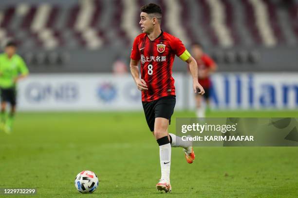 Shanghai's midfielder Oscar runs with the ball during the AFC Champions League group H football match between Korea's Jeonbuk Hyundai Motors and...
