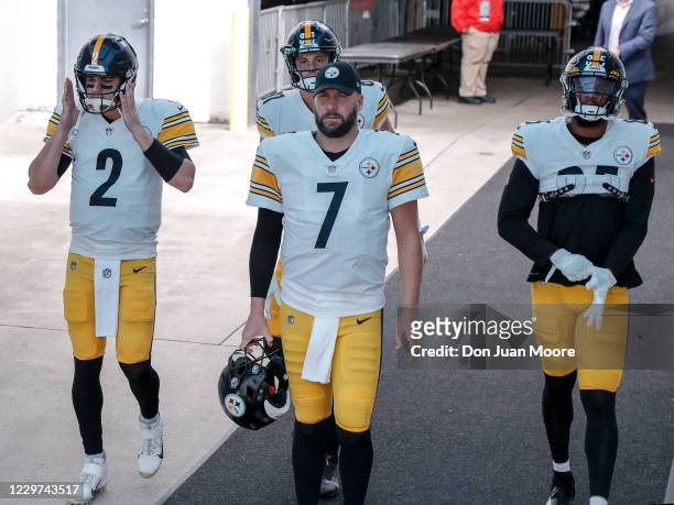 Quarterback Ben Roethlisberger leads his teammates quarterback Mason Rudolph and tight ends Ezach Gentry and Eric Ebron of the Pittsburgh Steelers to...
