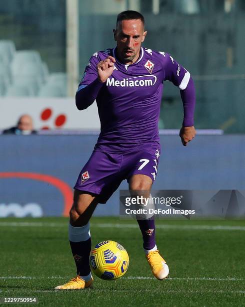 Franck Ribery of ACF Fiorentina controls the ball during the Serie A match between ACF Fiorentina and Benevento Calcio at Stadio Artemio Franchi on...
