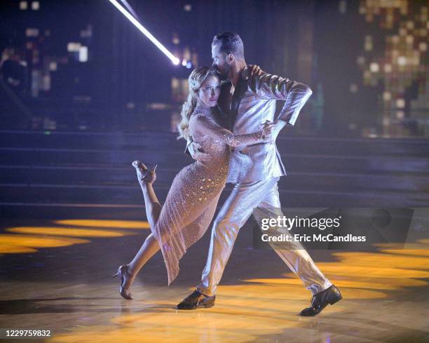Finale" Four celebrity and pro-dancer couples dance and compete in the live season finale where one couple will win the coveted Mirrorball Trophy,...