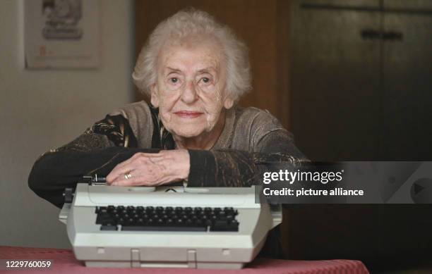 November 2020, Baden-Wuerttemberg, Stuttgart: Lore Alt, former world champion in speed typing on a typewriter, leans on a typewriter in her...