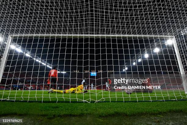 Rennes' Senegalese goalkeeper Alfred Gomis fails to stop a goal by Chelsea's French forward Olivier Giroud during the UEFA Champions League Group E...