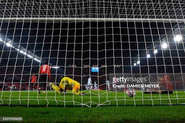 Rennes' Senegalese goalkeeper Alfred Gomis fails to stop a goal by Chelsea's French forward Olivier Giroud during the UEFA Champions League Group E...