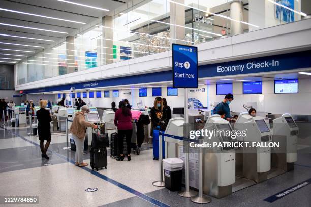 Universal Check In 748 Us United Airlines Check In Stock Photos, High-Res Pictures, and ...