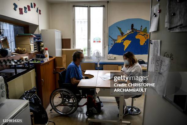 Detained Patient Talking Therapy Prison Photos and Premium High Res Pictures - Getty Images