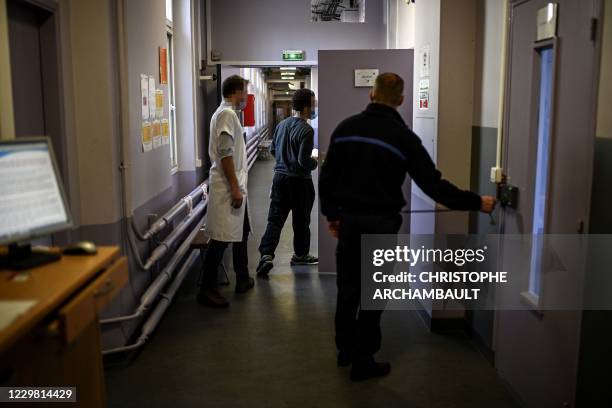 Detained Patient 5,516 Doctor Talking To Patient In Hospital Room Stock Photos, High-Res ...