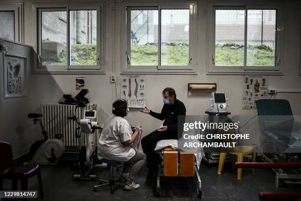Detained Patient Talking Therapy Prison Photos and Premium High Res Pictures - Getty Images