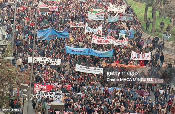 March where miles of university students peacefully protest in the central streets of Santiago. Parte de una marcha donde miles de estudiantes...