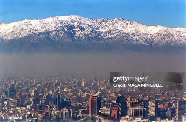 Pollution hovers over the eastern sector of Santiago 30 July 1999 in striking contrast to the snow-capped Andes Mountains. Local authorities are...