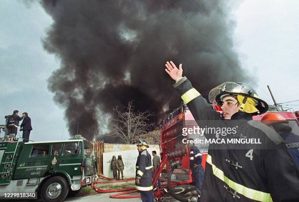 Firefighter gives instructions to control a fire 17 August 1999. Un bombero da instrucciones para tratar de controlar un incendio que afecto a un...