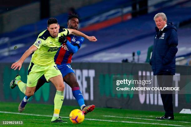 Crystal Palace's English manager Roy Hodgson looks on as Newcastle United's Argentinian defender Federico Fernandez vies with Crystal Palace's German...