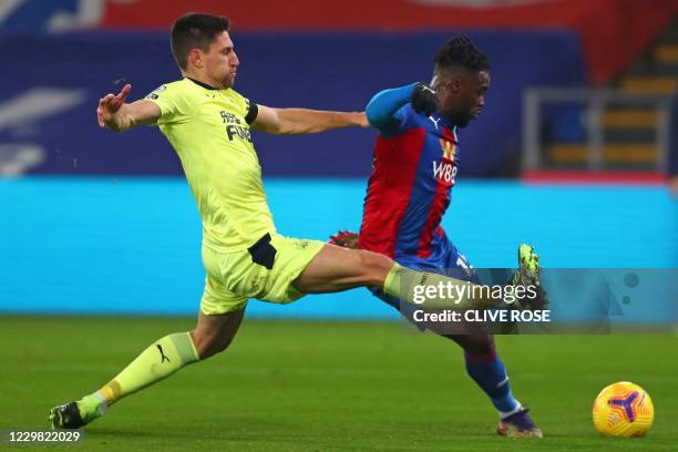 Newcastle United's Argentinian defender Federico Fernandez vies with Crystal Palace's German midfielder Jeffrey Schlupp during the English Premier...