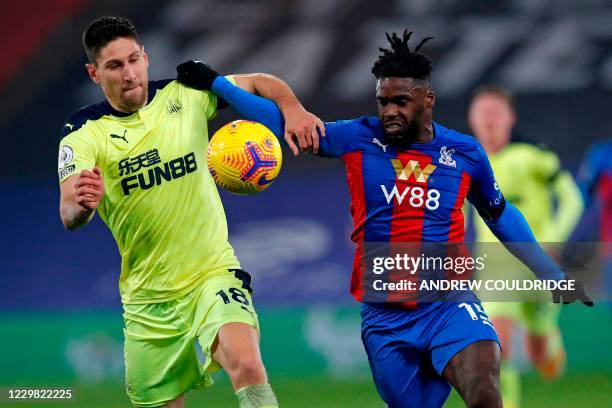 Newcastle United's Argentinian defender Federico Fernandez vies with Crystal Palace's German midfielder Jeffrey Schlupp during the English Premier...