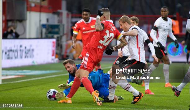 Robert Andrich of 1 FC Union Berlin scores the 1:0 during the game between the 1.FC Union Berlin and Eintracht Frankfurt at the Stadion an der alten...