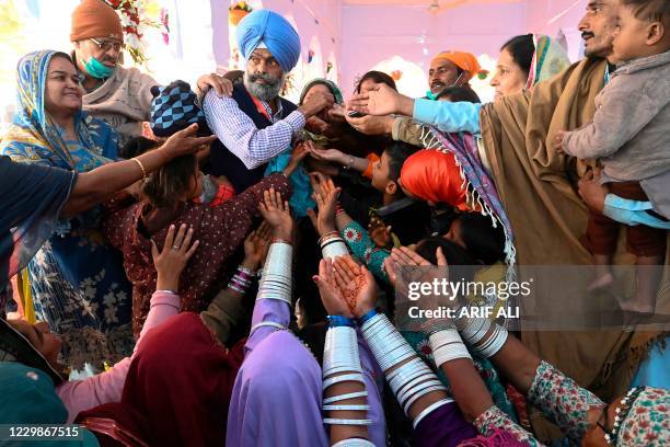Sikh Rituals Guru Nanak Sahib Sikh Photos and Premium High Res Pictures - Getty Images
