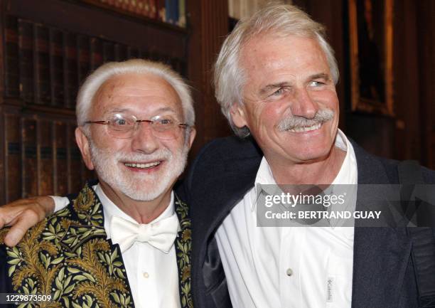 Le photographe Lucien Clergue pose avec le photographe Yann Arthus-Bertrand après avoir été installé dans la nouvelle section de photographie de...