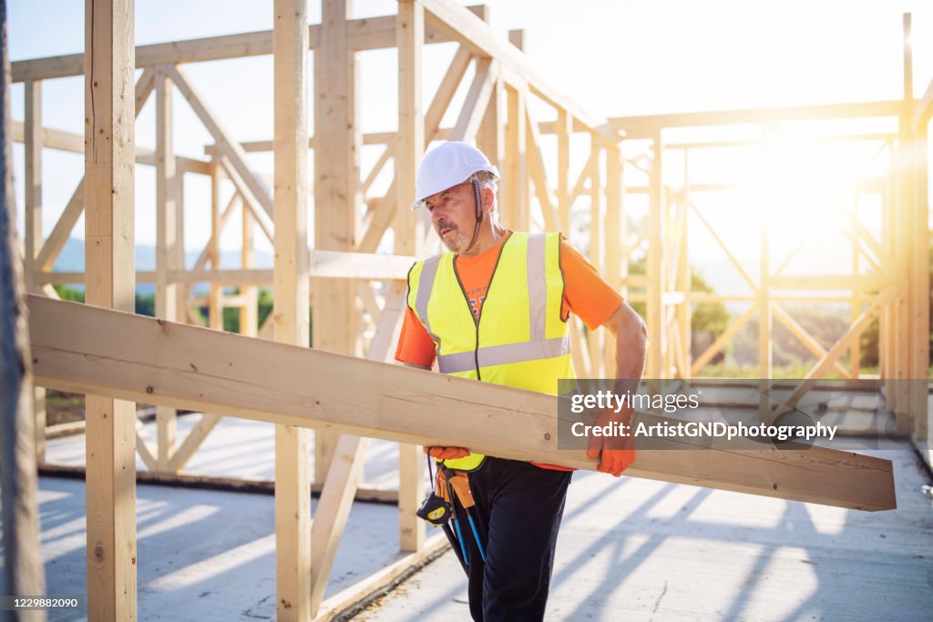 Constructor trabajando en la casa de madera