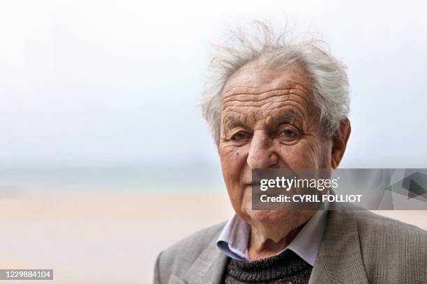 Le père jésuite Michel Jaouen pose le 12 juin 2010 à Saint-Malo, lors du festival "Etonnants voyageurs". Son nom évoque l'océan, son âge l'éternité...