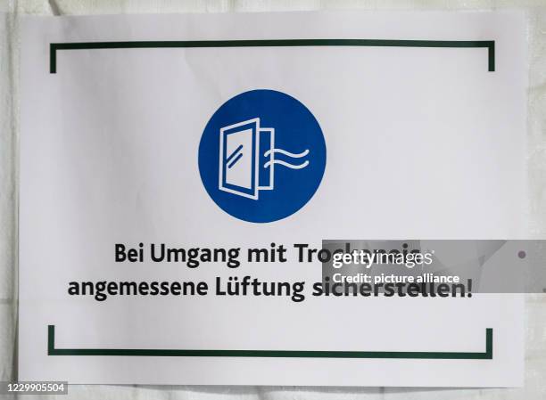 December 2020, Rhineland-Palatinate, Mainz: A safety instruction for handling dry ice hangs on the wall. The Minister of Health in...