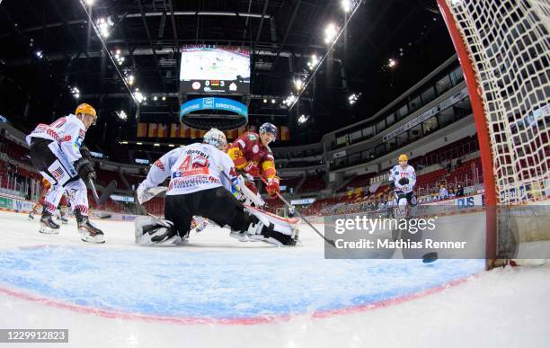 Jerome Flaake of the Duesseldorfer EG scores the 1:3 during the game between the Duesseldorfer EG and the Fischtown Pinguins Bremerhaven at the ISS...