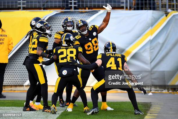 Vince Williams of the Pittsburgh Steelers celebrates with teammates after his fumble recovery for a touchdown during the first quarter against the...
