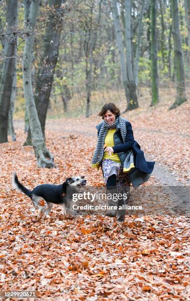 November 2020, Berlin: The actress Julia Brendler during a walk with her dog Istak in the park Schönholzer Heide in Niederschönhausen She plays the...