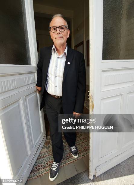 L'écrivain Lucien Suel pose le 3 Septembre 2009 devant l'Etablissement publique de senté mentale d'Armentières . Immergé dans le "secteur 59G18", qui...