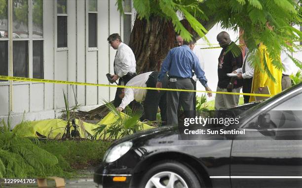 Detectives de la oficina del Alguacil del Condado Broward investigan un tiroteo ocurrido en 2002 que dejó a un hombre muerto en las inmediaciones del...