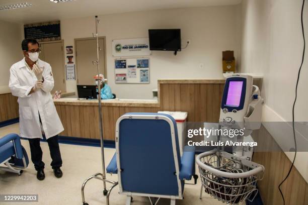 Health worker from the Alberto Torres hospital wearing PPE prepares to perform COVID-19 testings on December 4, 2020 in Sao Goncalo, Brazil. The...