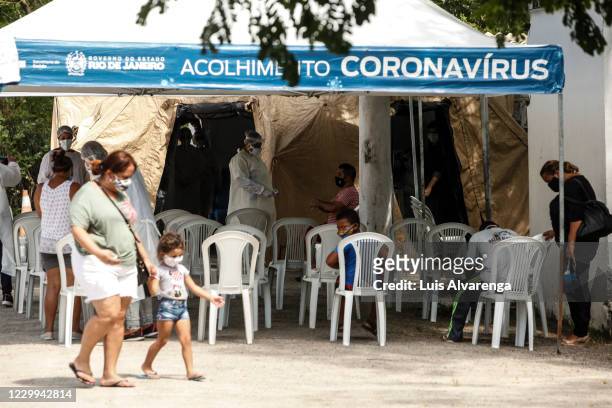 Patients wait to receive instructions from health workers before a COVID-19 testing at the Emergency Care Unit Colubandê on December 4, 2020 in Sao...