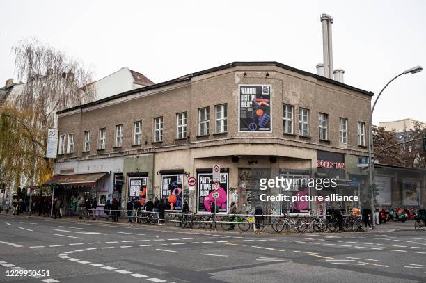 December 2020, Berlin: At the corner of the Berlin KitKat-Club, people are queuing up for Corona quick tests. The Berlin club offers Corona quick...