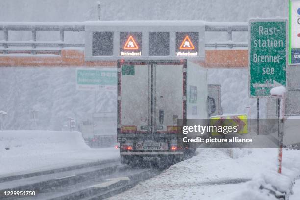 December 2020, Austria, Brennerpass: A truck drives on the snowy Brenner motorway. Photo: Bernd März/dpa