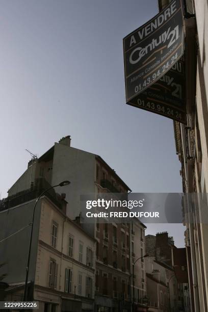 Photo prise le 11 septembre 2006 à Paris, d'un panneau d'une agence immobilière indiquant qu'un appartement est à vendre. Le marché de l'immobilier...