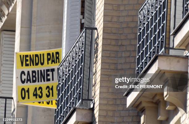 Photo d'archives prise à Paris le 9 septembre 2010 d'une pancarte annoncant la vente d'un appartement. Chutes des transactions, fort ralentissement...