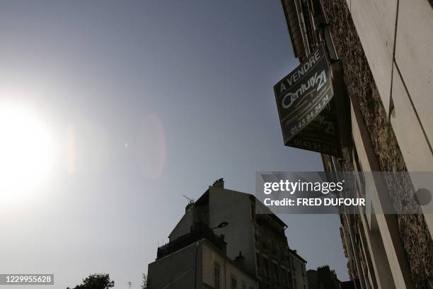 Photo prise le 11 septembre 2006 à Paris, d'un panneau d'une agence immobilière indiquant qu'un appartement est à vendre. Le marché de l'immobilier...