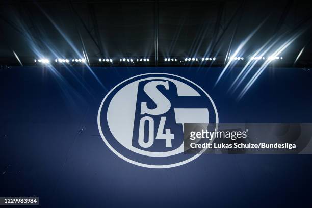 The club logo of Schalke 04 is seen prior to the Bundesliga match between FC Schalke 04 and Bayer 04 Leverkusen at Veltins-Arena on December 6, 2020...