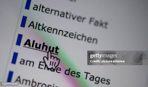 December 2020, Baden-Wuerttemberg, Stuttgart: A mouse pointer is placed on the homepage of the Online Vocabulary Information System German of the...