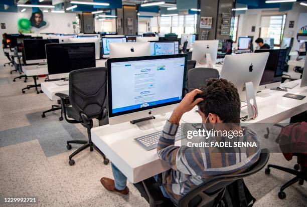 School Lab Mask 179 School Computer Lab Mask Stock Photos, High-Res Pictures, and ...
