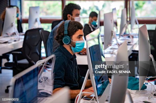 School Lab Mask 179 School Computer Lab Mask Stock Photos, High-Res Pictures, and ...