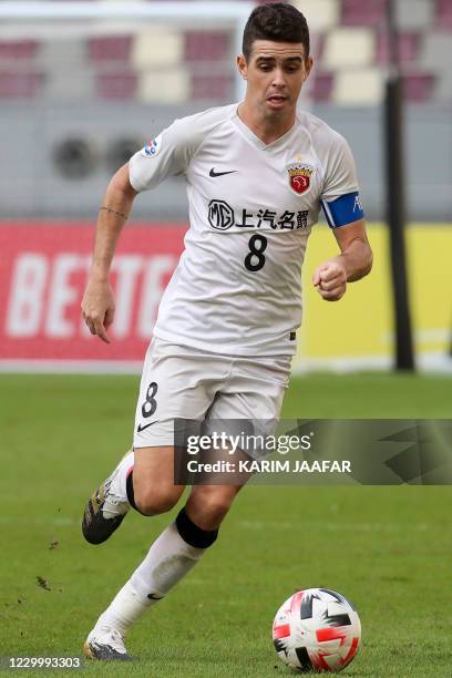 S midfielder Oscar runs with the ball during the AFC Champions League round of 16 football match between Japan's Vissel Kobe and China's Shanghai...